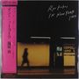 Japanische Zeichen links, „Ryo Fukui In New York 1999“ oben rechts, Person geht vor gelblichem Hintergrund., LP
