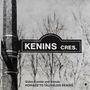 Straßenschild mit "KENINS CRES." und Text: "Gidon Kremer and friends: HOMAGE TO TĀLIVALDIS ĶENIŅŠ". Im Hintergrund Bäume., CD
