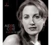 Text: „ALEXIS COLE, A KISS IN THE DARK“. Schwarz-weißes Porträt einer Frau mit ausdrucksvollem Blick.