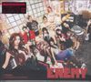 TWICE JAPAN 6th ALBUM, ENEMY. Neun Frauen in einem bunten Raum mit Musikinstrumenten.
