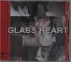 "GLASS HEART" in großen Buchstaben, Schwarz-Weiß-Porträts von drei Personen, mit rotem, handschriftlichem Text darüber., CD