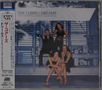 "The Corrs / Dreams: The Ultimate Corrs Collection"; zeigt vier Personen in eleganter Kleidung vor einer industriellen Kulisse., CD