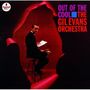 Text: "OUT OF THE COOL" und "THE GIL EVANS ORCHESTRA" in bunten Buchstaben. Ein Mann sitzt mit Noten auf einem Hocker.