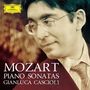„MOZART PIANO SONATAS GIANLUCA CASCIOLI“ steht vor dem Porträt eines Mannes in Anzug und Brille. Oben links ist ein Logo., CD