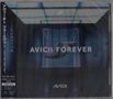 „AVICII FOREVER“ steht in der Mitte. Japanische Schriftzeichen links. Moderner, futuristischer Raum mit schwebenden Objekten., CD
