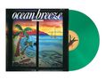 Texte: "ocean breeze" und "TAKANAKA". Grüne Vinyl-Schallplatte mit Cover-Illustration eines Strandes und Segelbootes.