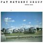 "PAT METHENY GROUP AMERICAN GARAGE." Eine Wiese mit glänzenden Wohnwagen unter blauem Himmel.