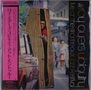 "Roy Ayers Ubiquity: Live at the Montreaux Jazz Festival." Ein Mann schaut aus einem geflochtenen Kofferraum, lachend.