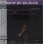 "STEREO", "A Night At The Vanguard", "THE KENNY BURRELL TRIO". Dunkle Szene, Mann spielt Gitarre. Links japanischer Textblock.