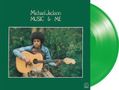 "Michael Jackson MUSIC & ME". Ein Kind mit Afro spielt Gitarre, sitzt im Freien; grüne Vinyl-Schallplatte und Rahmen.