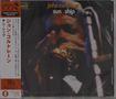 "John Coltrane sun ship". Links japanischer Text. Verschwommene Nahaufnahme von jemandem, der ein Saxophon spielt.