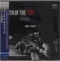 Links auf Japanisch und Englisch: "SACD Selection", "Remastered by Kevin Gray". Miles Davis mit Trompete im Hintergrund.