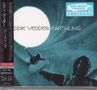 "Eddie Vedder Earthling" steht auf blauem Hintergrund. Eine Person hält eine Gitarre vor einer großen weißen Lichtquelle., 2 CDs