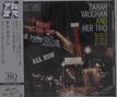 CD-Cover: "Sarah Vaughan and Her Trio" bei "Mr. Kelly's". Neonlichter in einer nächtlichen Straßenszene in Chicago., CD
