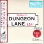 "The Boys of DUNGEON LANE L24." Japanische und englische Texte, roter Streifen links, blaues und rotes Siegel rechts.