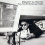 "Beastie Boys Ill Communication". Ein Mann in Sonnenbrille am Autofenster, hält ein Mikrofon. Menü und Industrieelemente im Hintergrund., CD