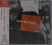 Text links: "ジョン・スコフィールド A GO GO +2". In der Mitte "John Scofield A GO GO". Schwarz-weißes Foto eines Mannes als Hintergrund.