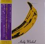 Gelbes Band mit japanischem Text, links auf lila Hintergrund. Illustration: Gelbe Banane, "Andy Warhol" unten.