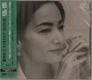 "MOON haewon" und "FASCINATION". Graustufenportrait einer Frau mit eleganten Händen am Kinn., Super Audio CD Non-Hybrid