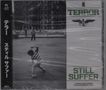 "Still Suffer" steht in grün. Ein Kind spielt auf einer Straße. Hintergrund: verfallene Gebäude., CD