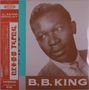 Text: "B.B. KING" und japanische Schriftzeichen. Sepiafarbenes Foto eines nachdenklichen Mannes im Anzug.