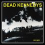 Oben steht in gelber Schrift "DEAD KENNEDYS". Unten rechts steht "2022 MIX". Das Bild zeigt rauchende Autos., CD