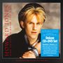 Texte: "Howard Jones Like To Get To Know You Well", "Deluxe CD+DVD Set". 
Blonder Mann mit gestyltem Haar, Schal und Mantel., 1 CD und 1 DVD