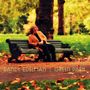 Text: "Randy Edelman | Green Park". Eine Person in einem Park auf einer Bank, umgeben von Herbstblättern und Bäumen., CD