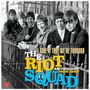 „I TAKE IT THAT WE'RE THROUGH“. THE RIOT SQUAD ANTHOLOGY 1965-1967. Schwarz-weiß-Foto von fünf Männern an einem Zaun., 3 CDs