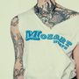 "Mozart Estate" steht in blauer Schrift auf einem weißen T-Shirt. Tätowierte Arme, Hals und Kette sind sichtbar., CD