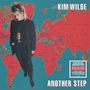 Cover-Text: "Kim Wilde, Another Step." Zwei rote Vinyl-Schallplatten mit Weltkartenmotiv in Rot und Blau., LP