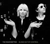 "The Raveonettes" und "In and Out of Control" stehen unten. Zwei Personen mit Seifenblasen, schwarz-weiß gehalten., CD