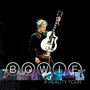 "BOWIE A REALITY TOUR" in weißer Schrift. Musiker mit heller Gitarre in der Mitte. Darunter Konzerteindrücke.