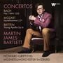 "CONCERTOS: BACH No.1 BWV 1052, MOZART Jeunehomme K.271, BRITTEN Young Apollo Op.16. MARTIN JAMES BARTLETT. HOWARD GRIFFITHS. MOZARTEUMORCHESTER SALZBURG." 
Ein Mann in einem Anzug sitzt auf einem Ledersofa., CD