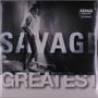 "SAVAGE GREATEST" erscheint groß, dunkles Hintergrundbild zeigt eine Person mit Hut, dramatische Beleuchtung., 2 LPs