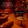 "Piano Lounge Classics." Eine gemütliche Lounge mit Kaminofen, braunen Sesseln und einem Flügel.