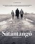 „Sátántangó“, ein Film von Béla Tarr. Drei Personen in Mänteln gehen eine schlammige, ländliche Straße entlang., 2 Blu-ray Discs