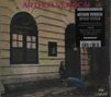 "ARTHUR VEROCAI" erscheint groß oben, daneben ein schwarzer Kleber mit Zitaten und Infos. Person sitzt vor Gebäude., CD