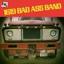 "1619 BAD ASS BAND" in Gelb auf rotem Hintergrund. Darunter ein alter Ford mit vielen Nummernschildern., LP