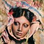 "Asha Puthli" steht oben in rosa Schrift. Frau mit kunstvoll geschminktem Gesicht, elegant drapiertem Schal und nachdenklichem Blick.