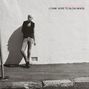 Text: "Wendy James, I Came Here to Blow Minds". Eine Person lehnt an einer weißen Wand, beleuchtet von der Sonne.