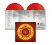 Texte beschreiben Lieder und Informationen. Zwei rote Schallplatten und ein farbenfrohes, mandalaartiges Cover sind sichtbar., 2 LPs