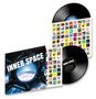 "INNER SPACE" in weißen Buchstaben auf schwarzem Hintergrund. Zwei Schallplatten und bunte Album-Cover sind sichtbar., 2 LPs