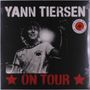 "Yann Tiersen", “On Tour”. Schwarz-weiß, zeigt eine Person bei einer Performance, roter Stern unten., LP
