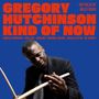 GREGORY HUTCHINSON KIND OF NOW. Mann in Anzug spielt leidenschaftlich Schlagzeugstöcke, blauer Hintergrund., LP