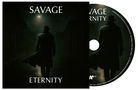 "SAVAGE" und "ETERNITY" stehen auf einem Albumcover. Eine dunkel gekleidete Figur geht in einer dunklen, nebligen Straße., CD