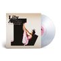 "Lily Allen, It's Not Me, It's You." Frau in rosa Kleid sitzt auf großem schwarzen Buchstaben "L"., LP