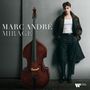 „Marc André Mirage“. Ein Mann lehnt an einer Wand neben einem Kontrabass, trägt Mantel, weißes Shirt und schwarze Hose.