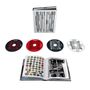 Vier CDs mit Aufschrift: "FRIENDS SINGLES" in verschiedenen Farben und ein Buch mit Fotografien und Illustrationen., 3 CDs und 1 DVD