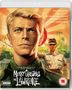 "Merry Christmas Mr. Lawrence." Namen: David Bowie, Tom Conti, Ryuichi Sakamoto, Takeshi Kitano, Jack Thompson. Illustration von zwei Männern., Blu-ray Disc